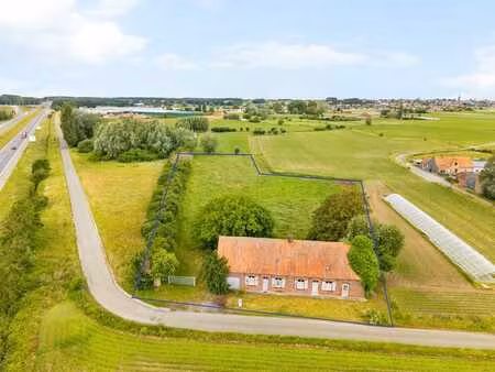 belle maison sur un grand terrain avec vue sur la campagne