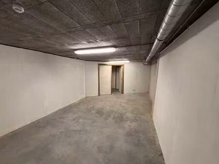 3 dépôts: 38m2 - 53m2 et 26m2 avec monte-charge