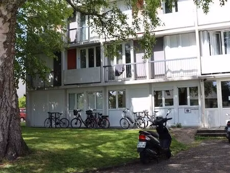 chambre meublée 12m2 sanitaires sur le palier