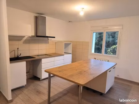 loue appartement 110 m² avec terrain clôturé environ 250 m²