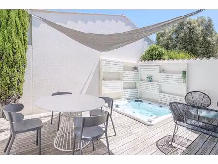 maison rénovée avec patio et spa