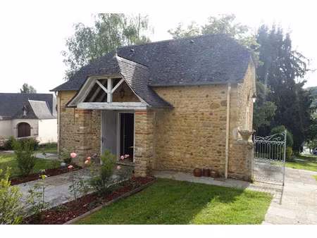 authentique petite maison t3 dans le centre-bourg de lacommande