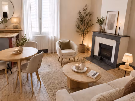 appartement de charme avec petit balcon centre bourg-de-pé