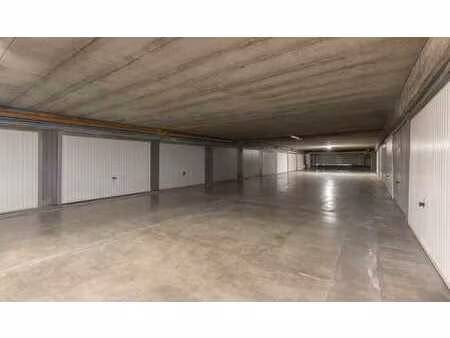garage fermé pour une voiture à vendre à anderlecht