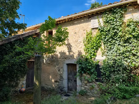 maison ancienne à rénover sur 30 hectares environ