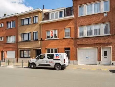 immeuble aménagé en 2 appartements avec un jardin !