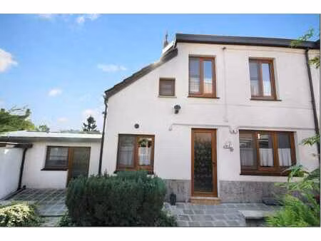charmante maison offrant de beaux extérieurs et grand garage