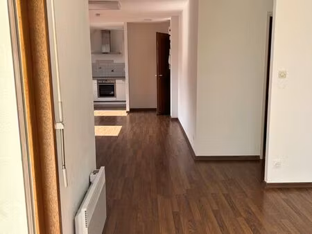 très beau f3 combles avec cheminée  terrasse et parking