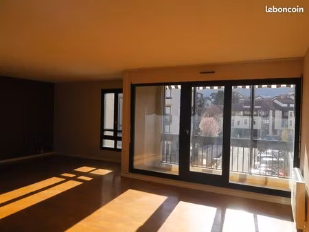 location appartement 91 m2  3 chambres  rue de la malodière 63400 chamalières  1.040 charg