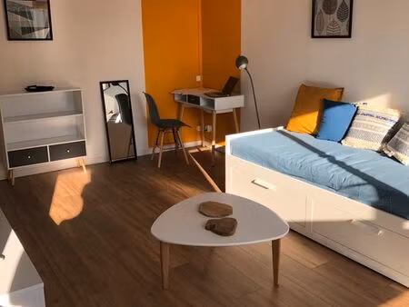 a louer : charmant studio lumineux de 27m² entièrement rénové et meublé