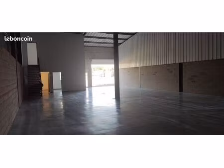 a louer entrepôt de 300m² avec bureaux  bâtiment neuf  hangar de stockage  agricole  ateli