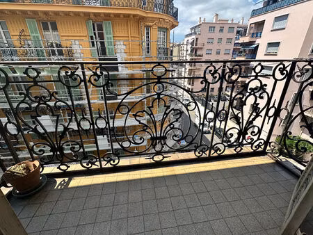 appartement 3 pièces à vendre - dernier étage avec balcon - nice le port