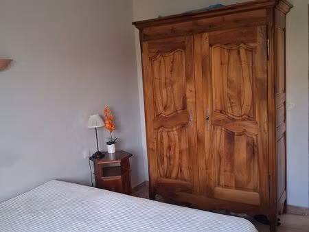 part loue une chambre meublee dans villa en contre partie de petits services
