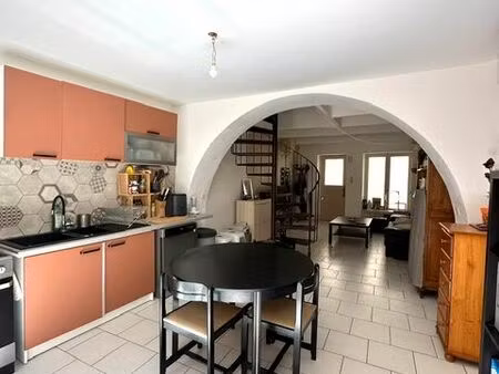 maison sans travaux et climatisée - 3 chambres - cour intérieure - prix à débattre - taras