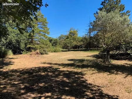 terrain 2125 m² trets