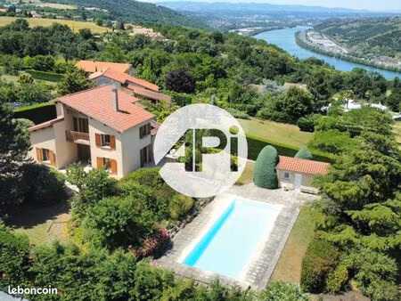 propriété 4 pièces 135 m²