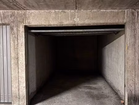 garage fermé en sous-sol mairie du 8ème - bachut