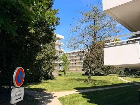lyon 9ᵉ – bel appartement avec balcon et garage au cœur d’un parc arboré