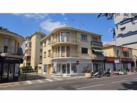 bureau professionnel lumineux renoves – centre-ville de cagnes-sur-mer