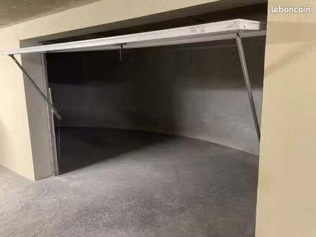 garage moto ou box de stockage . grasse centre