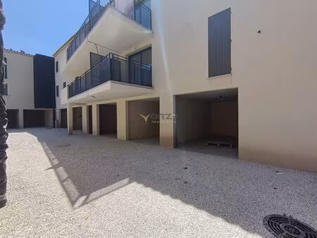 garage fermé dans une résidence sécurisée