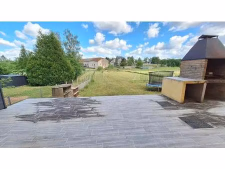 maison spacieuse avec un bel espace extérieur