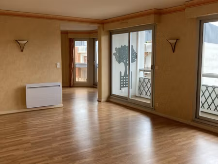 bel appartement f4 de 92 m2 avec balcon  cave et parkings