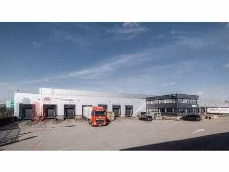 11 256 m² d’espace de stockage et 724 m² de bureaux à pro...