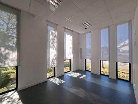 location bureaux et commerces à la roche-sur-yon (85000) : à louer / 204m² la roche-sur-yo