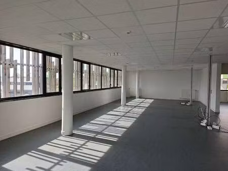 location bureaux et commerces à la roche-sur-yon (85000) : à louer / 255m² la roche-sur-yo
