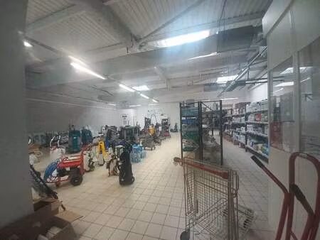 location bureaux et commerces à la roche-sur-yon (85000) : à louer / 729m² la roche-sur-yo