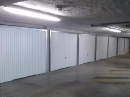parking/box 3 pièces 40 m²