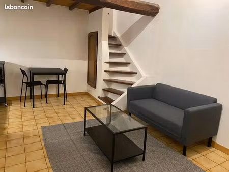 appartement meublé avec mezzanine et climatisation – centre-ville carpentras