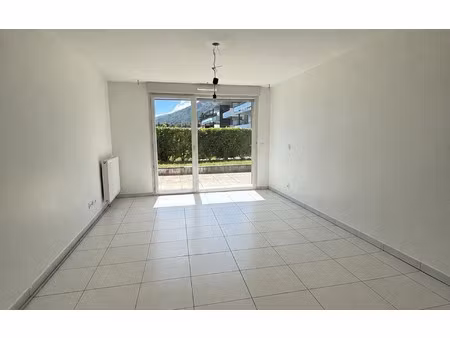 location appartement  m² t-2 à gex  920 €