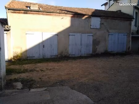 grand garage de 18m2 en plein centre ville de rouanne 42300