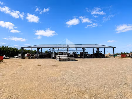 ensemble rare composé d'un terrain de 11 162 m² et d'un vaste hangar ouvert d'environ 700 