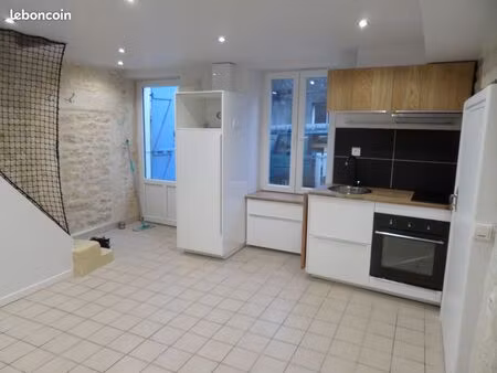 charmante maison de ville sur 3 niveaux avec cour privative