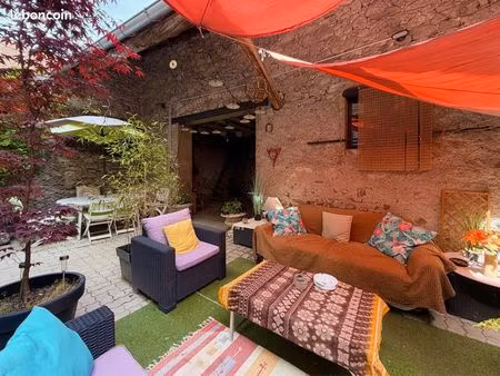 maison de 218 m2 avec local commercial loué  vaste cour intérieure arborée et dépendances