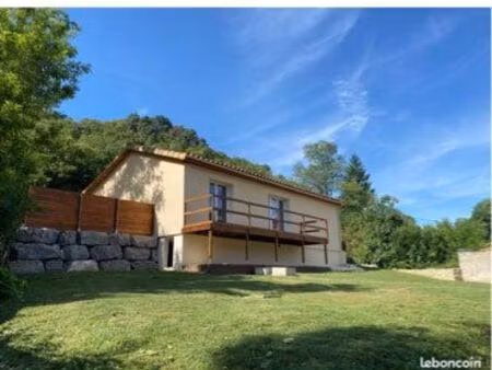 maison neuve de plein pied avec piscine /garage/cuisine équipée /climatisation/portail mot