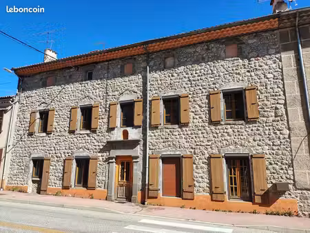maison de village du xixᵉ siècle avec jardin et fort potentiel d'aménagement – mayres (ard