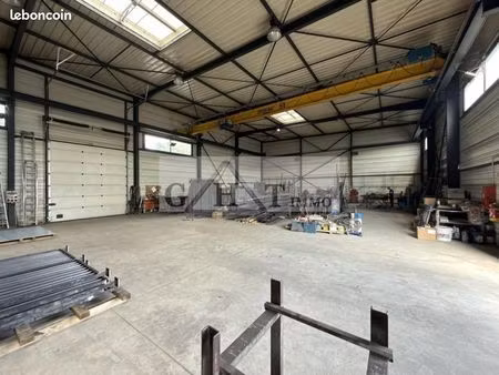 local industriel 561 m²