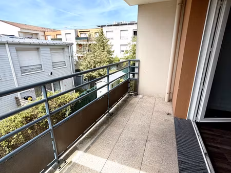 ** bel appart de 3p avec balcon et parking **
