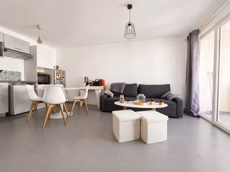 appartement t2 de 38 m2 - balcon - place de parking privativ