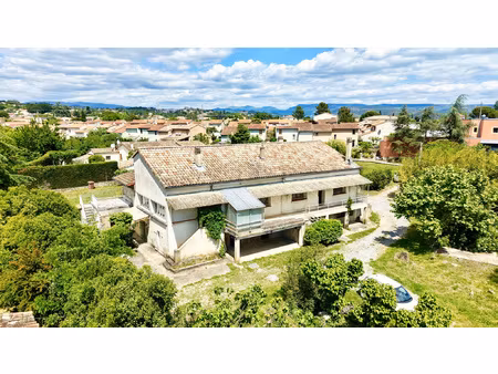 maison avec terrain attenant comprenant 4 appartements