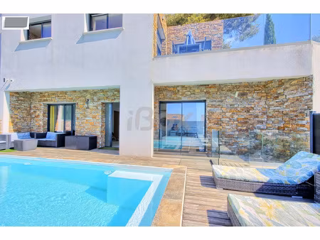 maison contemporaine de 150 m2 avec piscine.