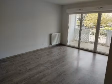 t3 avec balcon et parking à cenon