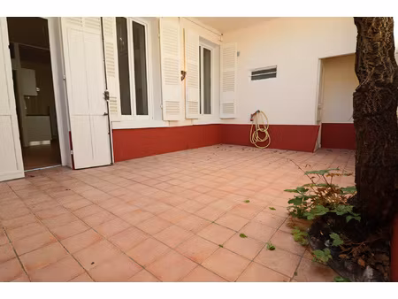ravissant type 1 refait a neuf avec grande terrasse au coeur