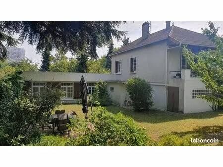 maison avec grand local commercial  jardin et garages