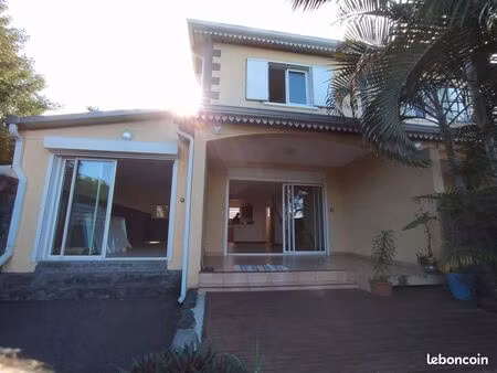 particulier loue à st leu  maison t3/4