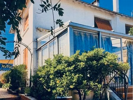 maison familiale avec jardin  dépendances et garage